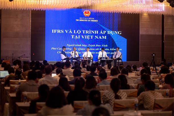 Ông Trịnh Đức Vinh – Phó cục trưởng Cục QLGS Kế toán – Kiểm toán, Bộ Tài Chính chia sẻ về Lộ trình áp dụng IFRS tại Việt Nam và quá trình chuyển đổi thực tế đang diễn ra 